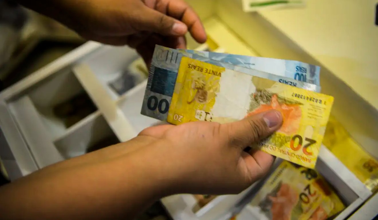 Cédulas de dinheiro em mãos