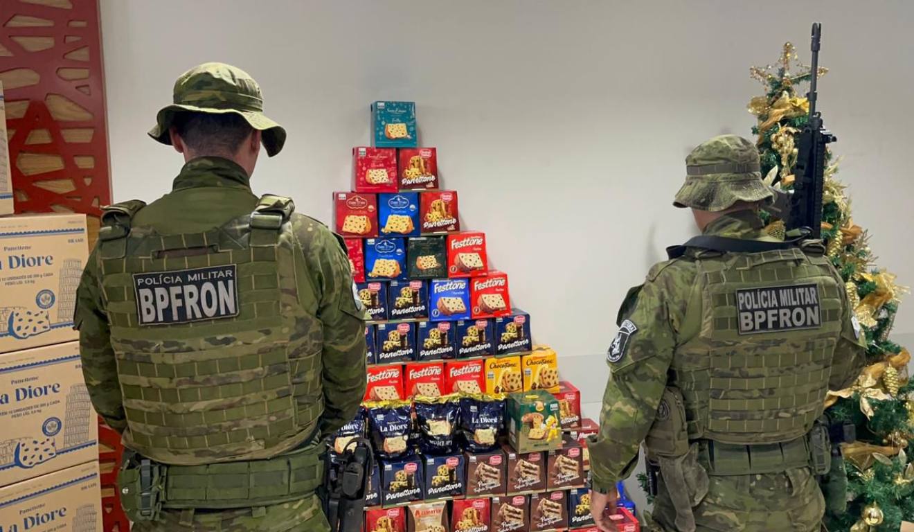 foto mostra a gentes da polícia militar olhando pilha de panetones