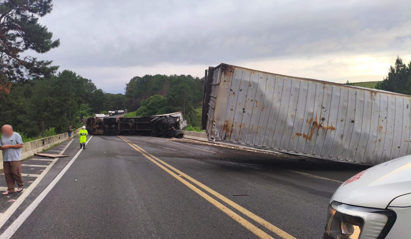 Caminhões tombados na BR-277, na região do Recanto dos Papagaios