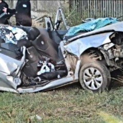 Carro destruído após acidente na PR-800, em Itaperuçu