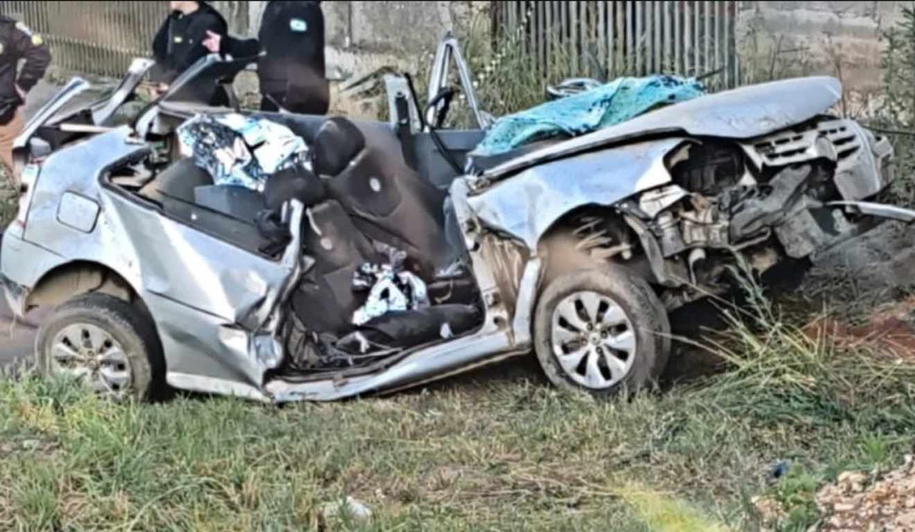 Carro destruído após acidente na PR-800, em Itaperuçu
