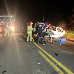 Policiais e socorristas atendem acidente na PR-490 entre carro e ônibus que matou seis pessoas