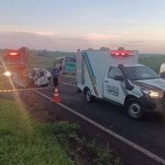 Carro de família destruído na PR-490 após acidente com ônibus