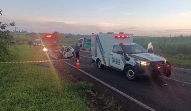 Carro de família destruído na PR-490 após acidente com ônibus