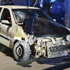 Carro teve a frente destruída após acidente em Pinhais