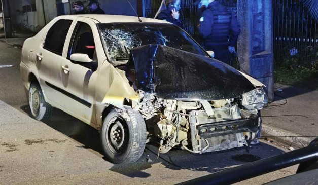 Carro teve a frente destruída após acidente em Pinhais