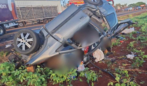 Carro de família após acidente na PR-170