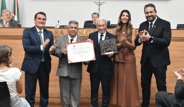 Antônio Gilberto Deggerone, presidente da ACP, recebendo título de Cidadão Honorário de Curitiba na Câmara Municipal