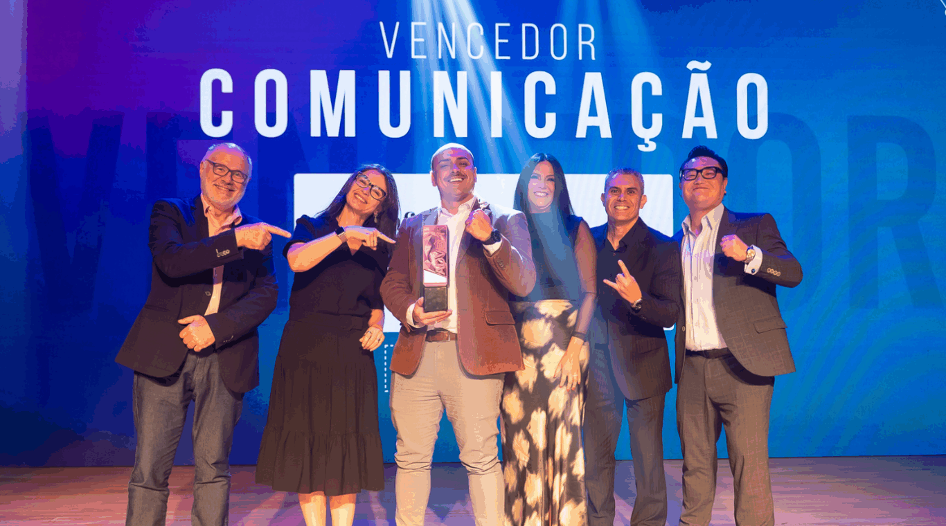 representantes da adbc/pr do premio de comunicação, com o troféu, no palco