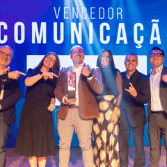 representantes da adbc/pr do premio de comunicação, com o troféu, no palco