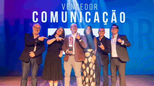 representantes da adbc/pr do premio de comunicação, com o troféu, no palco