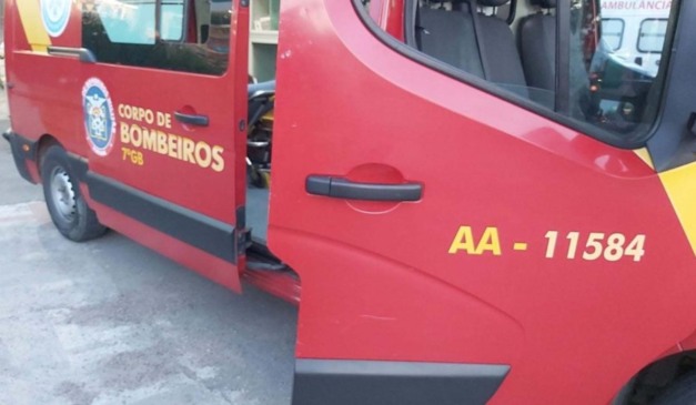Ambulância com porta aberta atendendo adolescente esfaqueado em colégiom de Cascavel