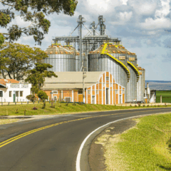 agroindústria em frente a uma rodovia no Paraná