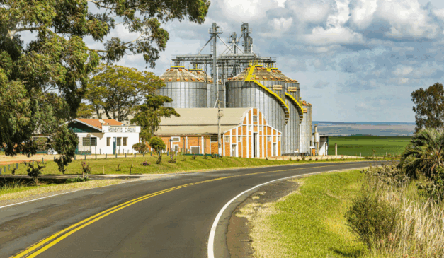 agroindústria em frente a uma rodovia no Paraná