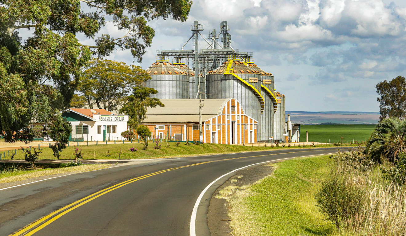 agroindústria em frente a uma rodovia no Paraná