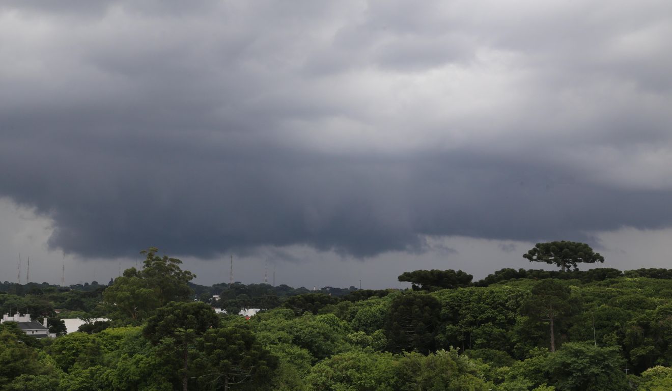 foto do céu nublado para ilustrar alerta laranja de tempestades no paraná