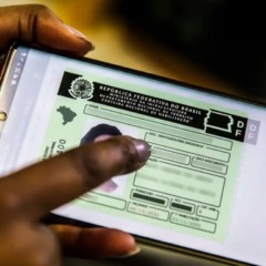 Usuário com a CNH digitial na tela do celular