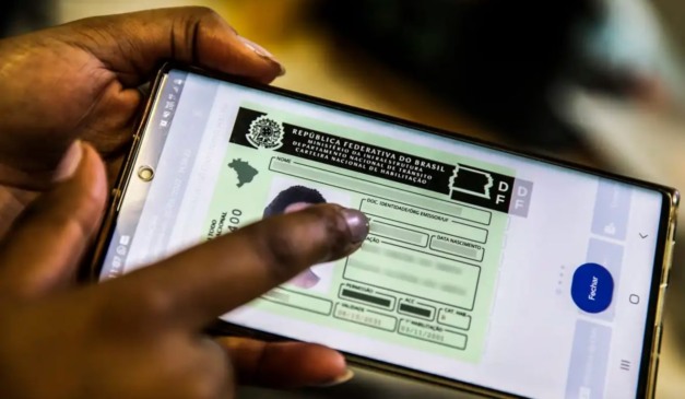 Usuário com a CNH digitial na tela do celular