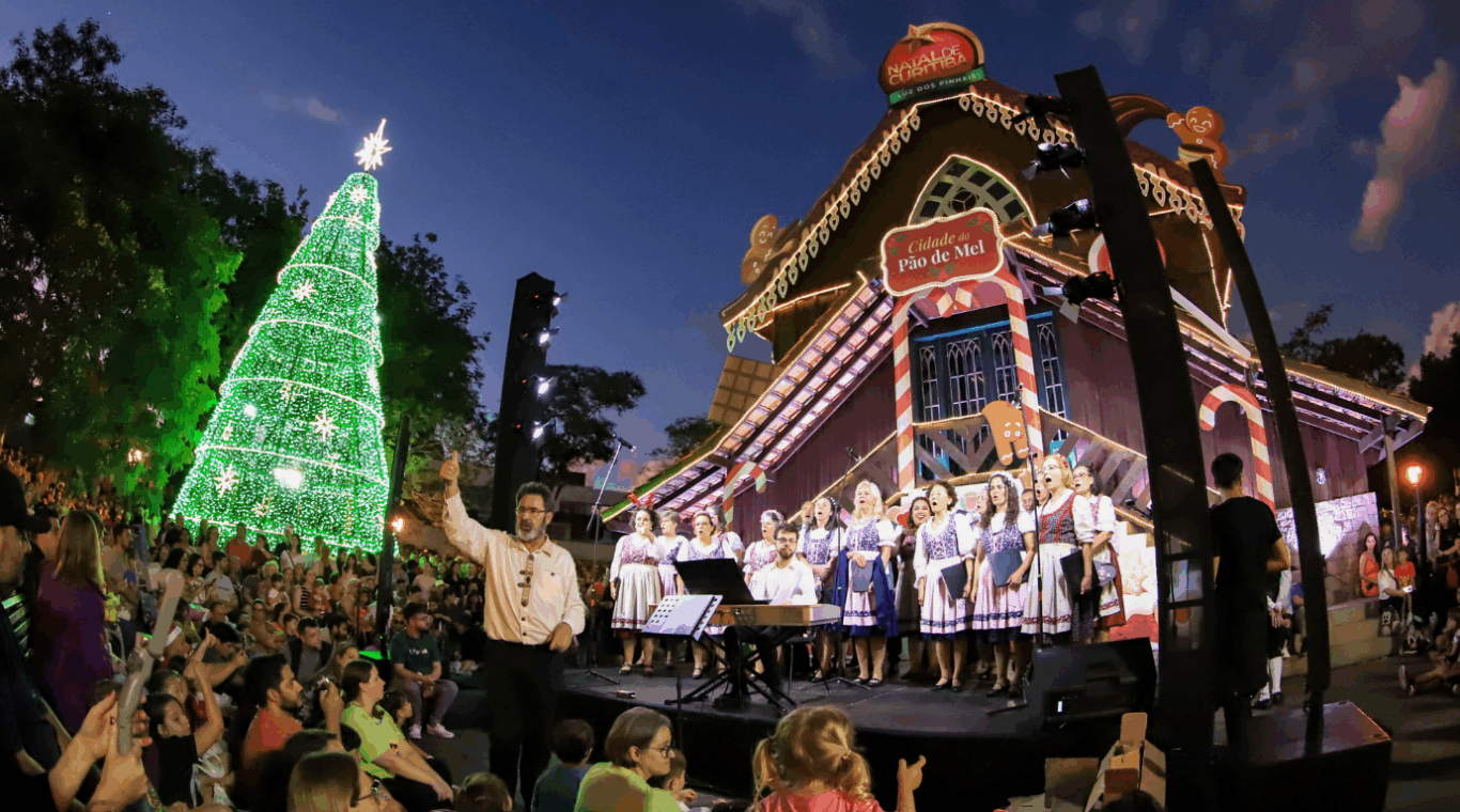 famílias assistindo as apresentações de natal na casa do pão de mel, no bosque do alemao, em curitiba