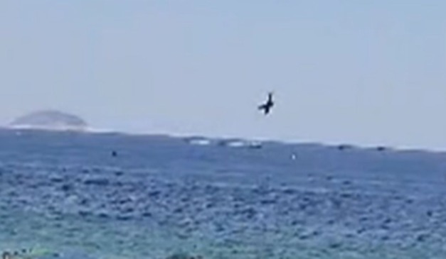 Momento em que o avião cai em copacabana