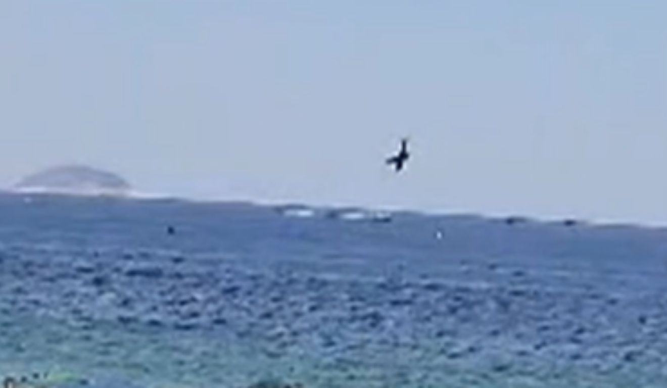 Momento em que o avião cai em copacabana