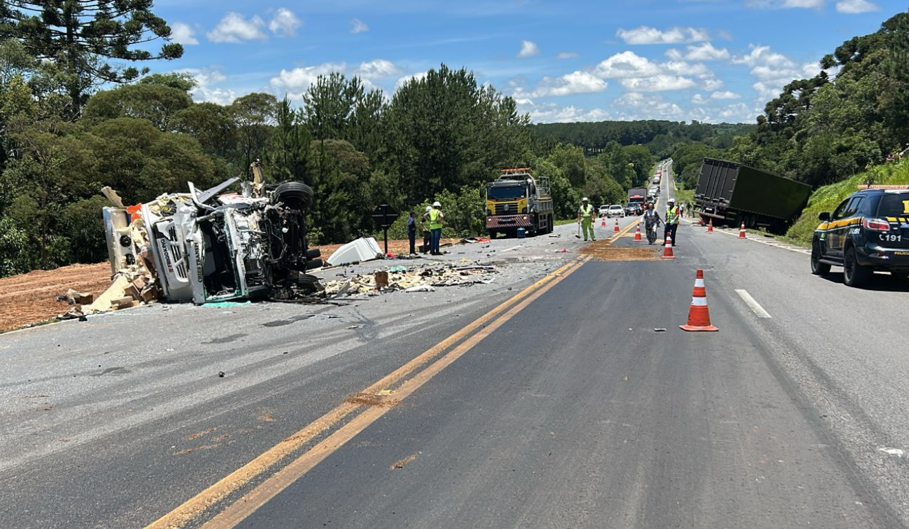 batida de frente caminhões br-277 Fernandes Pinheiro