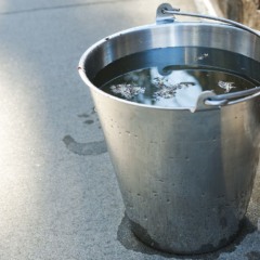 foto de uma balde para ilustrar o caso da bebê que morreu afogada