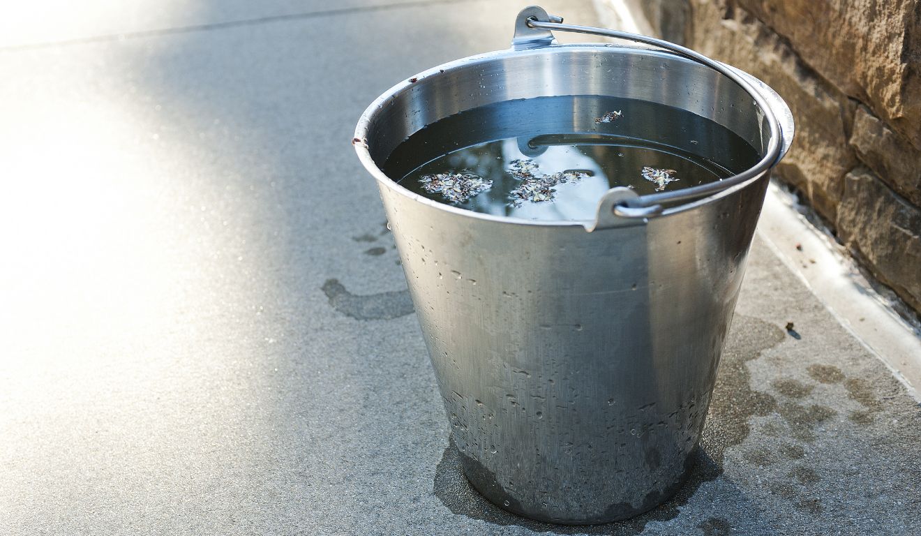 foto de uma balde para ilustrar o caso da bebê que morreu afogada