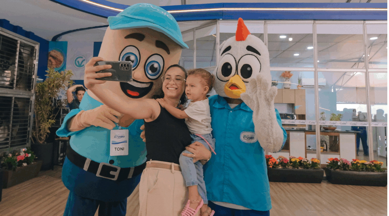 mãe e filha tirando foto com mascotes no dia de campo c.vale mãe e filha tirando foto com mascotes no dia de campo c.vale