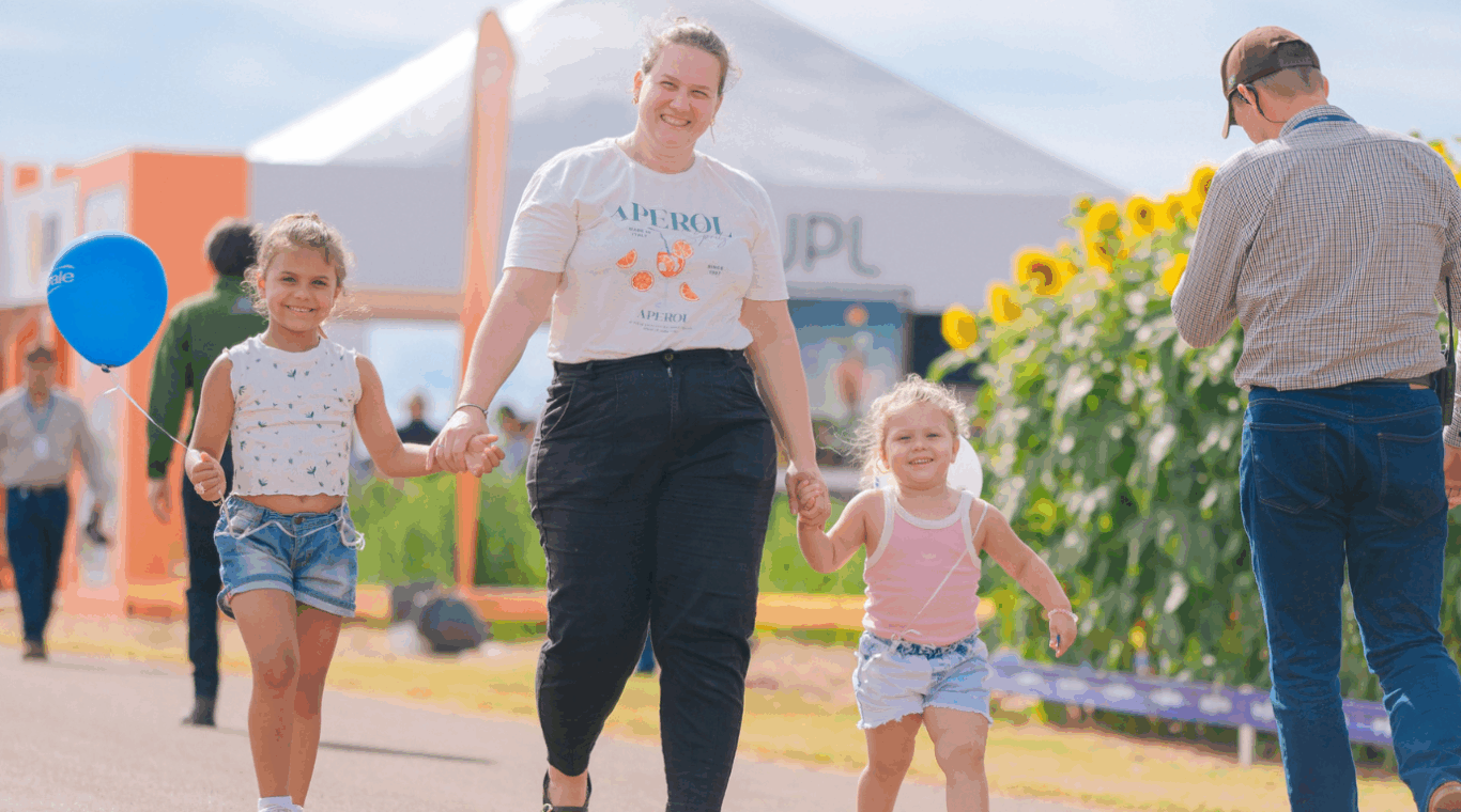 mãe passeando com filhos durante o dia de campo c.vale mãe passeando com filhos durante o dia de campo c.vale