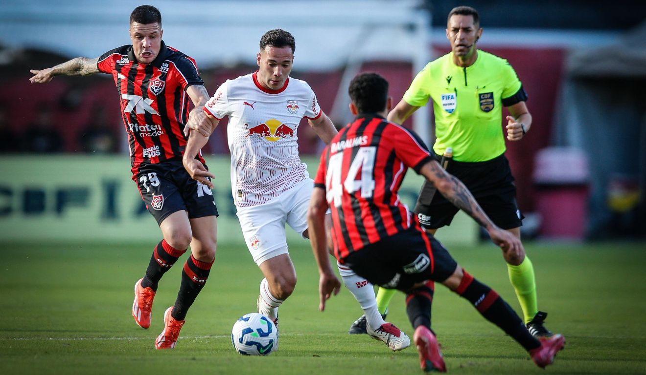 No primeiro turno o Vitória venceu o Bragantino por 1x0.