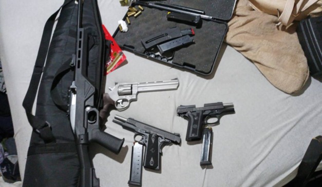 Armas apreendidas em operação em Curitiba