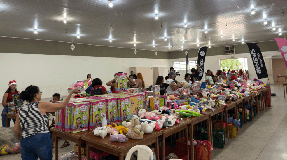 ação brinquedo do bem 2025 em maringá, com mesas cheias de brinquedo