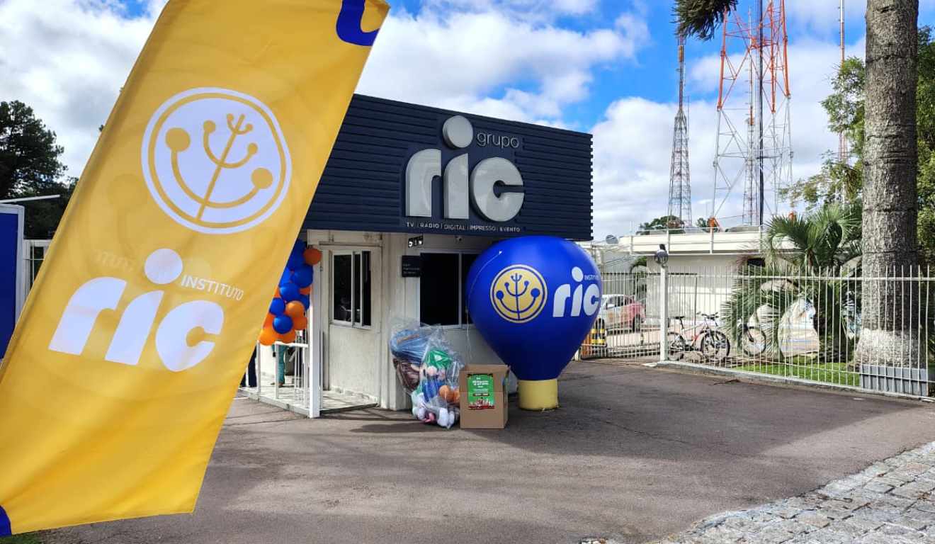 Sede do Grupo Ric em Curitiba com uma caixa para doação de briqnuedos