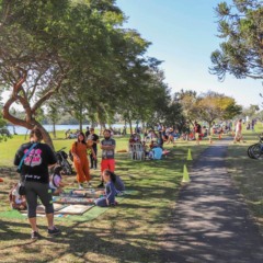 pessoas no parque para ilustrar previsão de calor no Paraná