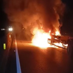 Caminhão em chamas na BR-277, após acidente em Morretes