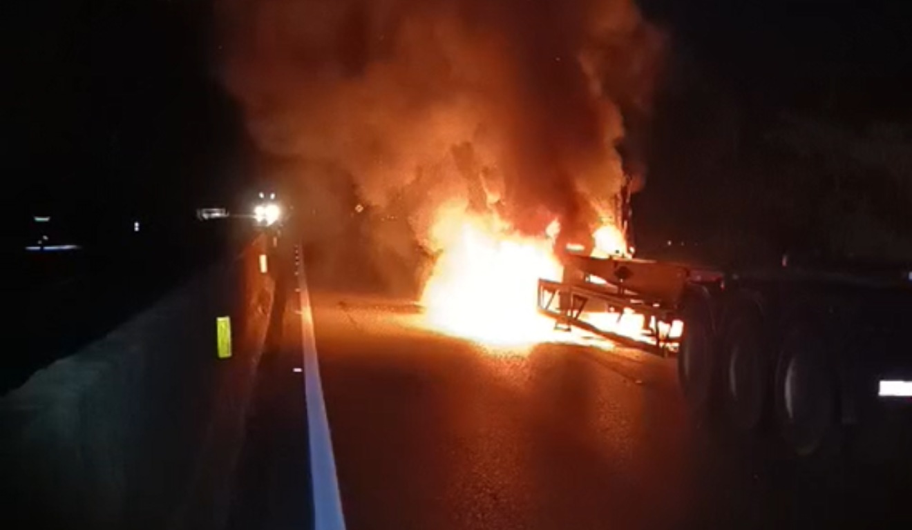 Caminhão em chamas na BR-277, após acidente em Morretes