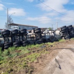 local onde o caminhão tombou na PR-423