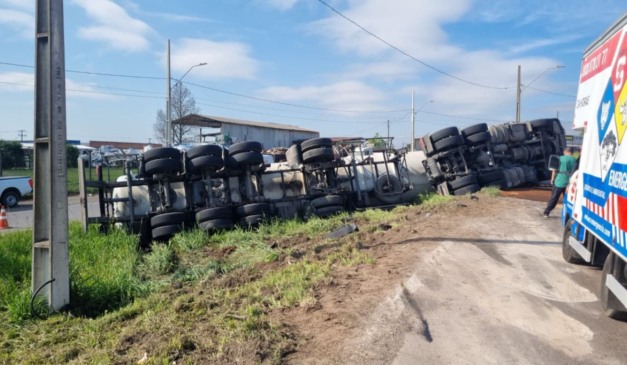 local onde o caminhão tombou na PR-423