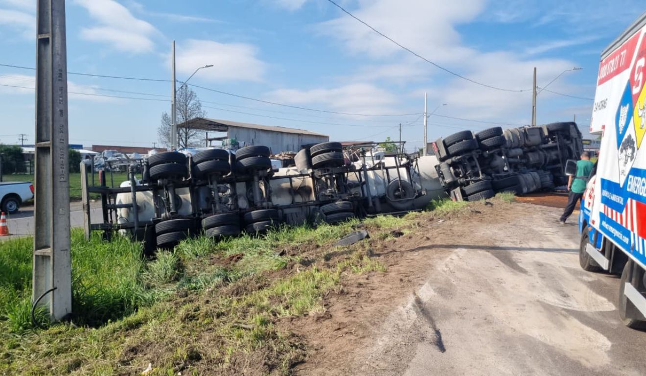 local onde o caminhão tombou na PR-423