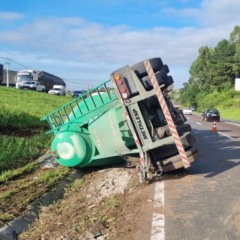 caminhão tombado na BR-277 em campo largo