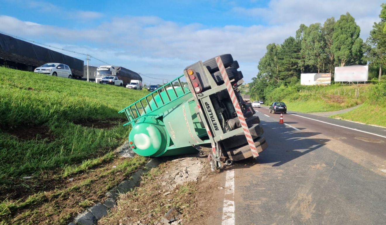 caminhão tombado na BR-277 em campo largo