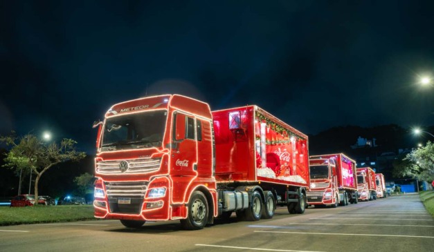 Caminhões da COca-cola durante caravana de natal