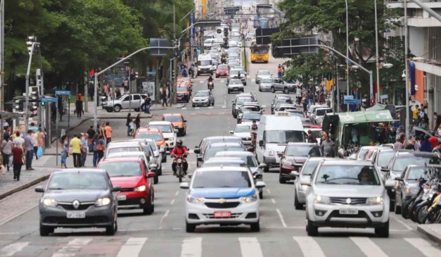 Carros parados em cruzamento de Curitiba: divulgado calendário do IPVA 2026