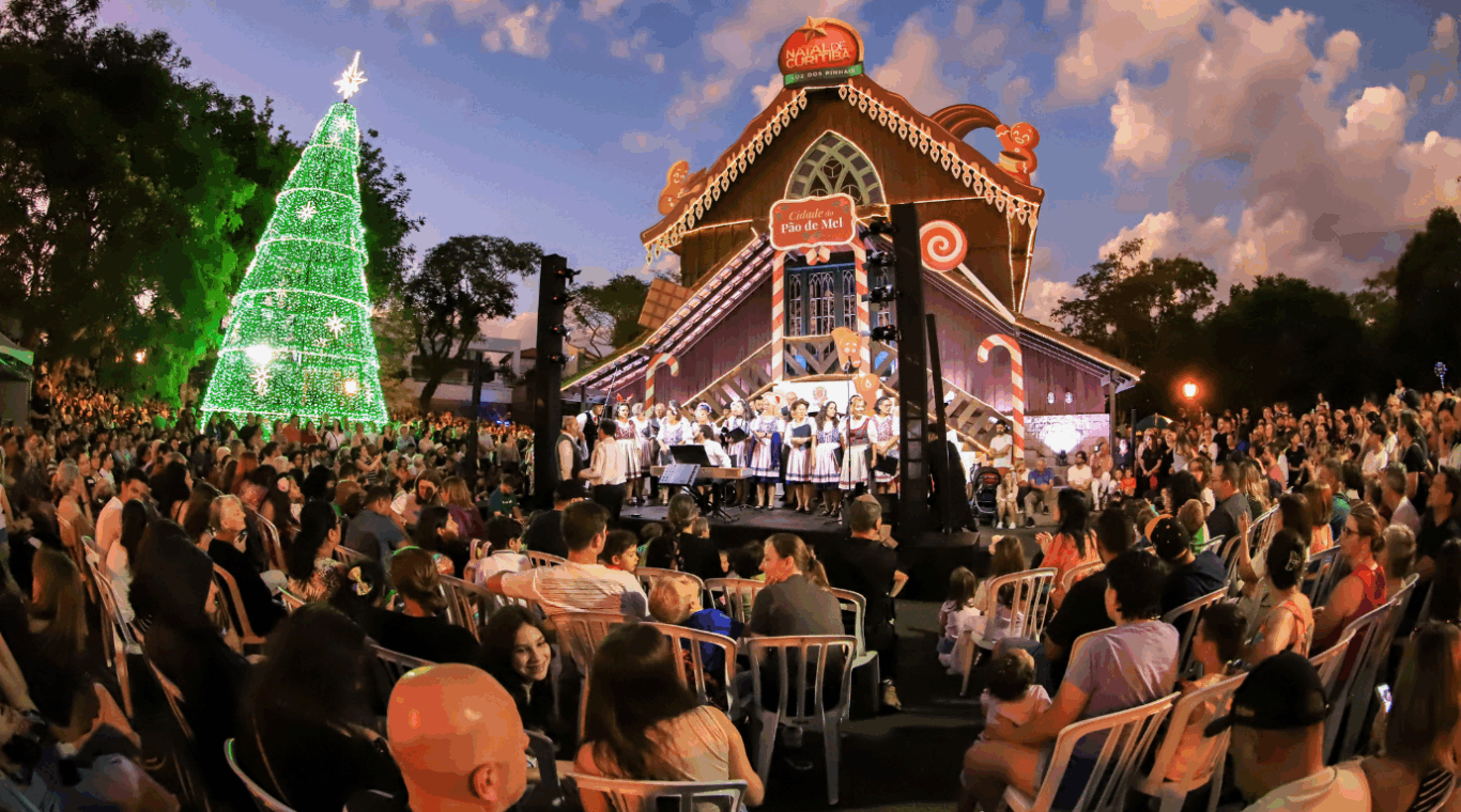 famílias assistindo as apresentações de natal na casa do pão de mel, no bosque do alemao, em curitiba