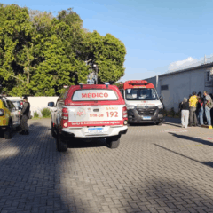 Viatura da Polícia Militar e do Samu, além de uma ambulância do Samu, no estacionamento da farmácia onde o casal agredido a marteladas foi encontrado, no bairro Cajuru, em Curitiba.