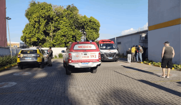 Viatura da Polícia Militar e do Samu, além de uma ambulância do Samu, no estacionamento da farmácia onde o casal agredido a marteladas foi encontrado, no bairro Cajuru, em Curitiba.