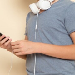 foto de adolescente segurando um celular