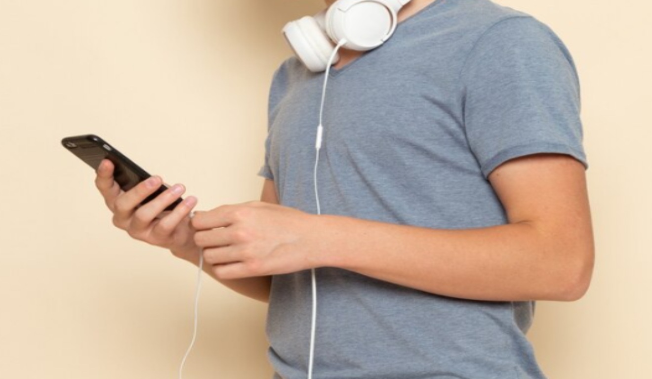 foto de adolescente segurando um celular
