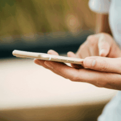 mulher mexendo no celular